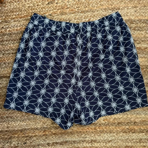 Lane Bryant size 16 embroidered blue & white cotton pull on shorts - Picture 2 of 6